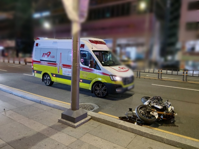 부산 해운대해수욕장 그랜드조선호텔 앞 도로에서 오토바이가 도로 연석에 부딪쳐 30대 운전자가 숨졌다. 부산 해운대경찰서 제공