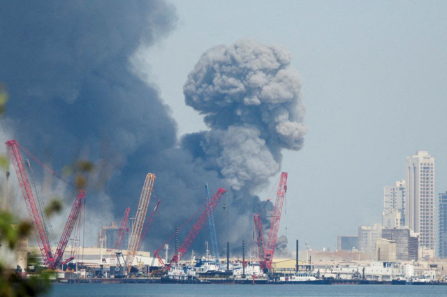 바레인 마나마에서 폭발음이 들린 후 연기가 하늘로 치솟은 모습. 로이터 연합뉴스