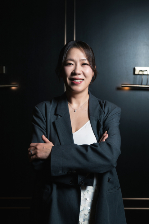 영화 ‘매드 댄스 오피스’에 출연한 배우 염혜란. 앤케이컨텐츠 제공