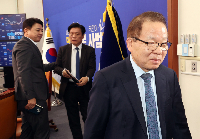 더불어민주당 김이수 중앙당 공천관리위원장(오른쪽)이 27일 국회에서 우상호 전 청와대 정무수석을 6·3 지방선거 강원특별자치도 지사 후보로 단수 선정한 결과를 발표한 뒤 나오고 있다. 가운데는 조승래 부위원장. 왼쪽은 부승찬 대변인. 연합뉴스