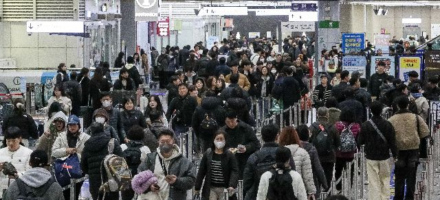 지난달 설 연휴를 앞둔 부산 강서구 김해국제공항 국제선 청사가 해외로 떠나려는 여행객들로 붐비고 있다. 김종진 기자 kjj1761@