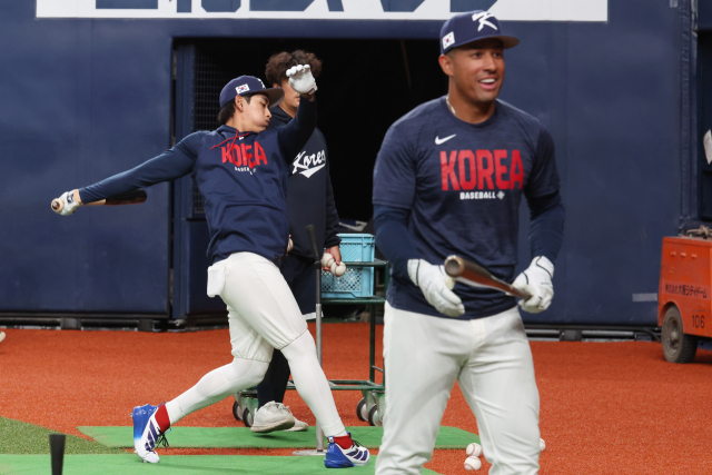 이정후(왼쪽)와 저마이 존스가 1일 일본 오사카 교세라돔에서 훈련을 하고 있다. 연합뉴스