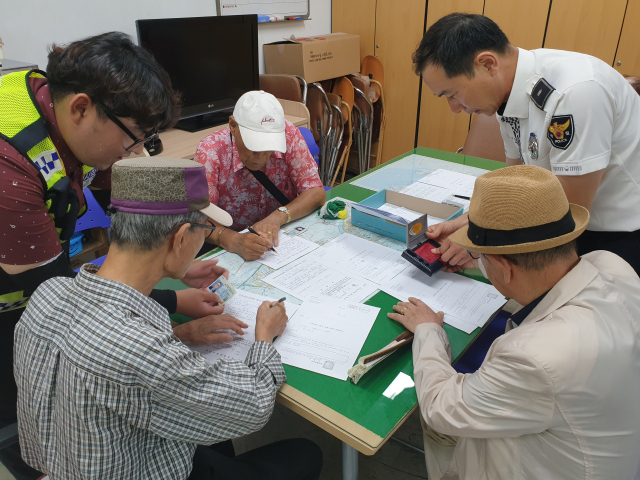 올해 파격적인 지원금 등으로 부산 수영구 고령 운전자 면허 반납이 크게 늘었다. 사진은 경남 진주경찰서의 면허 반납 모습. 부산일보DB