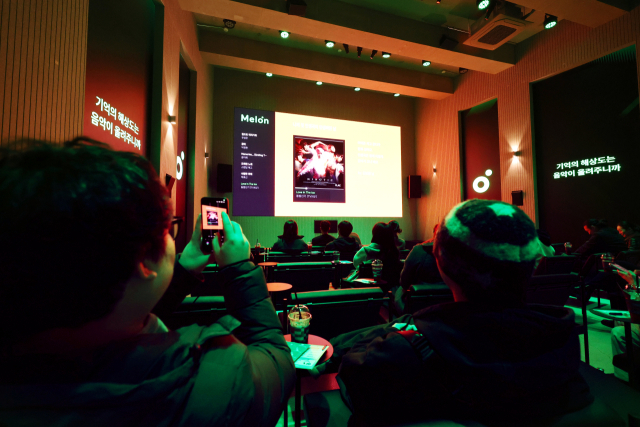 지난달 서울 성동구 성수율 뮤직에서 멜론의 브랜드 캠페인 '멜론, 음악 기록 시대 시작'의 일환으로 열린 '멜론 팝업 in 성수'에서 시민들이 청음실을 이용하고 있다. 연합뉴스