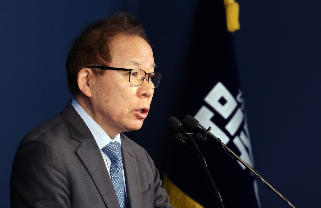 더불어민주당 김이수 중앙당 공천관리위원장이 2일 서울 여의도 중앙당사에서 공천 심사 결과를 발표하고 있다. 연합뉴스