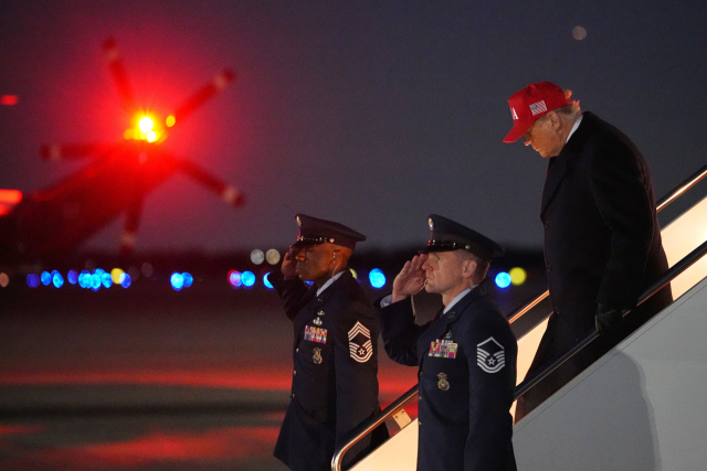 1일 도널드 트럼프 대통령이 메릴랜드주 앤드류스 합동기지에 도착하고 있다. AP연합뉴스