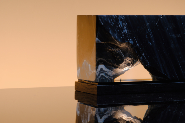 팀 리, Toward the Light 7, Black Marble Epoxy Resin LED, 2025. 리앤배 제공