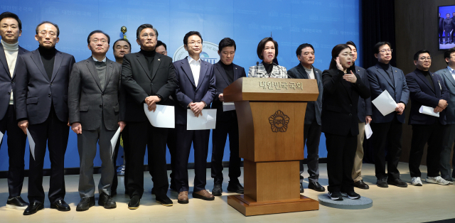 국민의힘 이인선 대구시당위원장과 대구·경북을 지역구로 둔 국민의힘 의원, 광역 지자체장, 광역의회 의장 등이 3일 국회 소통관에서 기자회견을 열고 '대구·경북 행정통합법'의 신속한 처리를 촉구하고 있다. 연합뉴스