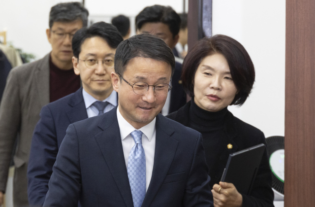 더불어민주당 한병도 원내대표와 한정애 정책위의장이 3일 국회에서 열린 원내대책회의에 입장하고 있다. 연합뉴스