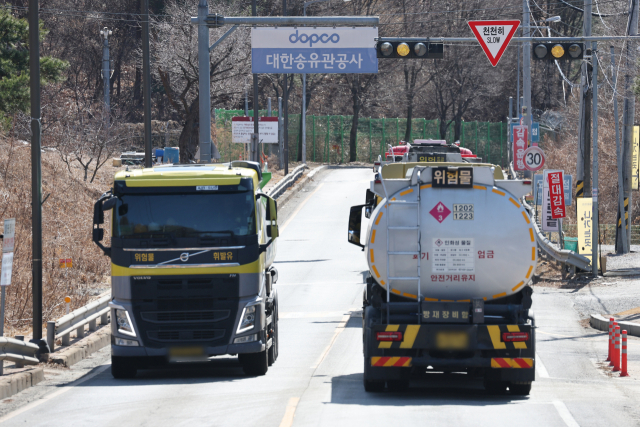 이란이 핵심적인 에너지 수송로인 호르무즈 해협 봉쇄에 나서며 유가가 급등할 것으로 보이는 가운데 3일 경기도 성남시 대한송유관공사 서울지사 인근에서 유조차들이 오가고 있다. 우리나라는 지난해 기준으로 중동 원유 도입이 전체 70%에 달하고, 이 중 95% 이상이 호르무즈 해협을 통과했을 정도로 중동산 원유 의존도가 높다. 호르무즈 해협이 봉쇄될 경우 타격이 막대할 것이라는 분석이 나온다. 연합뉴스