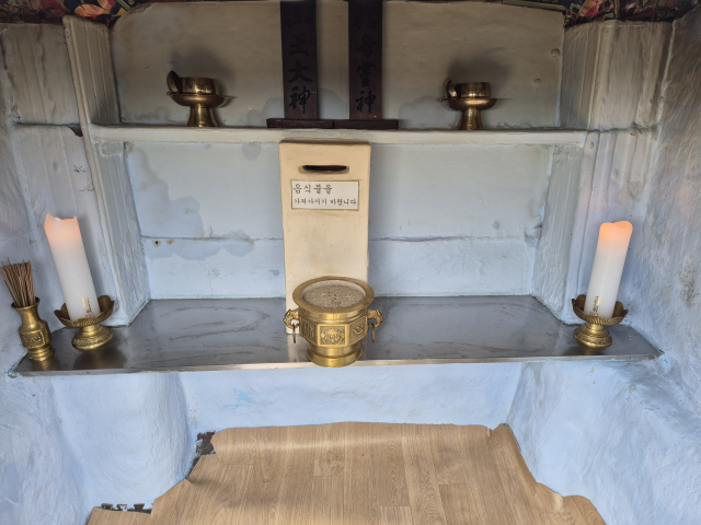 신당 내부 모습. 김동우 기자 friend@