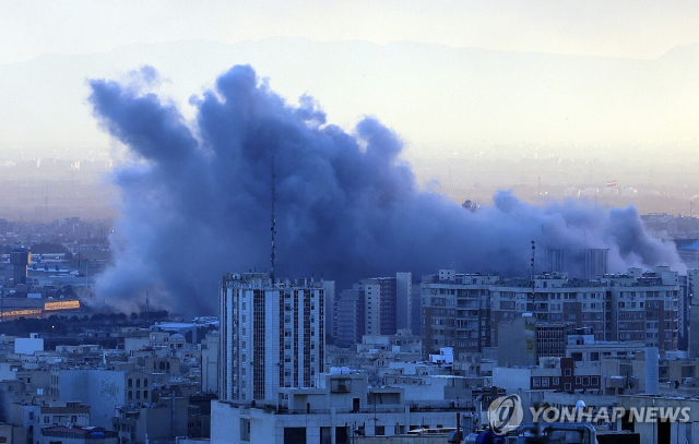 연기 피어오르는 이란 테헤란. EPA=연합뉴스.