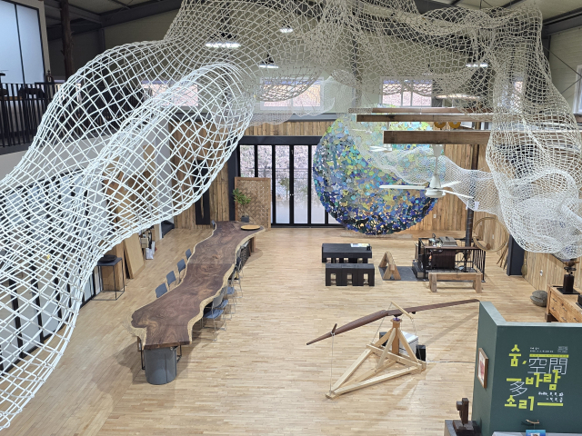 부산의 설치미술가인 김경화, 정만영, 안재국이 지난 3일부터 한 달간 사하구 스페이스 다(SPACE-DA, 空間-多)에서 ‘숨, 바람, 소리’ 3인 기획전을 열고 있다. 사진은 설치 전경. 스페이스 다 제공