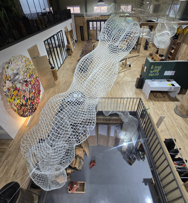 부산의 설치미술가인 김경화, 정만영, 안재국이 지난 3일부터 한 달간 사하구 스페이스 다(SPACE-DA, 空間-多)에서 ‘숨, 바람, 소리’ 3인 기획전을 열고 있다. 사진은 설치 전경. 스페이스 다 제공