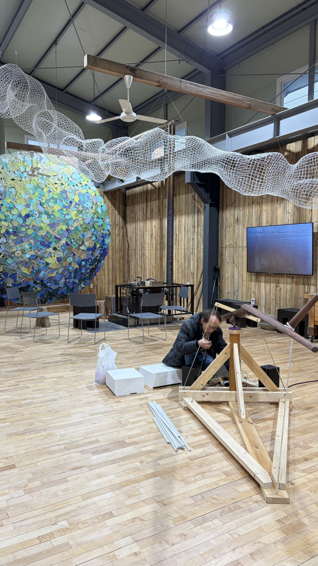 ‘바람아 불어라’ 작품을 설치 중인 정만영 작가. 김은영 기자 key66@