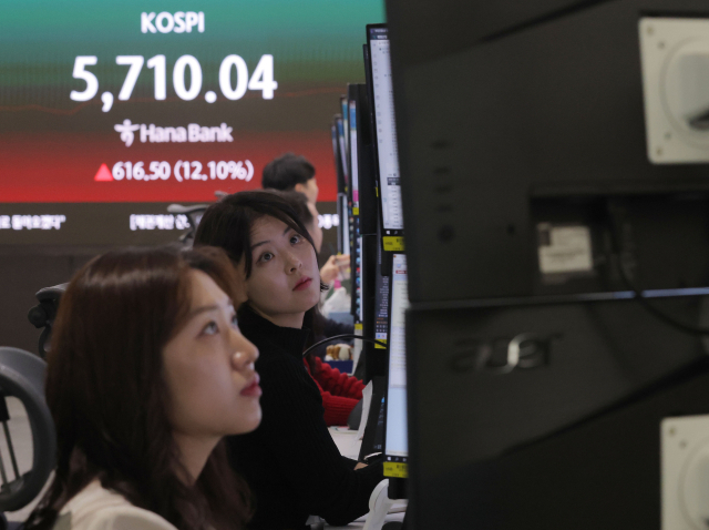 코스피가 장 초반 급등하며 5700선을 터치한 가운데 5일 오전 서울 중구 하나은행 본점 딜링룸에서 딜러가 업무를 보고 있다. 연합뉴스