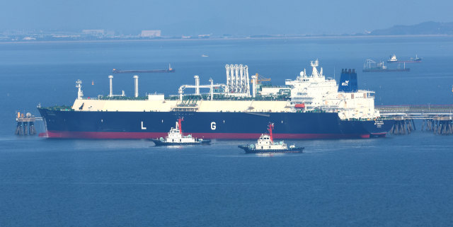 미국과 이스라엘의 공습을 받은 이란의 호르무즈 해협 봉쇄 영향으로 액화천연가스(LNG) 가격 상승 우려가 커지고 있는 가운데 4일 인천 연수구 송도 한국가스공사 인천생산기지 터미널에 LNG 수송선이 정박해 있다. 연합뉴스
