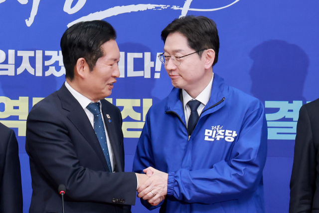 김경수 전 지사가 더불어민주당 경남도지사 후보로 결정된 5일 국회에서 정청래 대표와 악수하고 있다. 연합뉴스