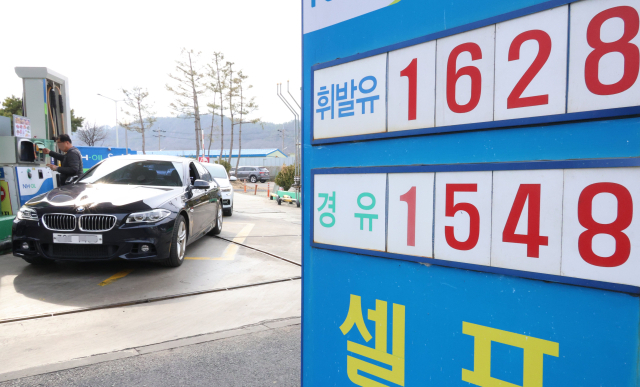 미국과 이스라엘의 이란 공습 여파로 국내 주유소와 휘발유 가격이 급등하는 상황에서 5일 오후 대전 최저가 주유소인 중구 안영동 한 주유소에서 한 시민이 차량에 주유하고 있다. 연합뉴스