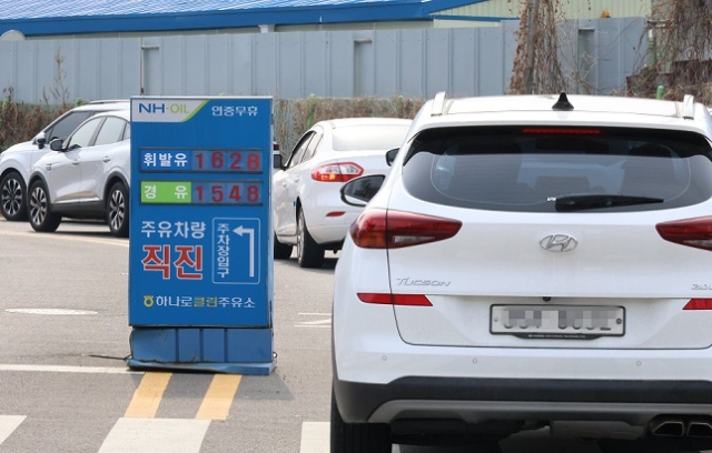 5일(현지시간) 서부텍사스산원유(WTI) 가격이 배럴당 80달러선을 돌파하는 등 국제 유가가 급등세를 이어갔다. 사진은 4일 대전의 한 최저가 주유소에 차량들이 몰려온 모습. 연합뉴스