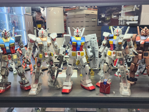 수채화 느낌을 비롯한 다양한 스타일의 건담이 전시되어 있다.