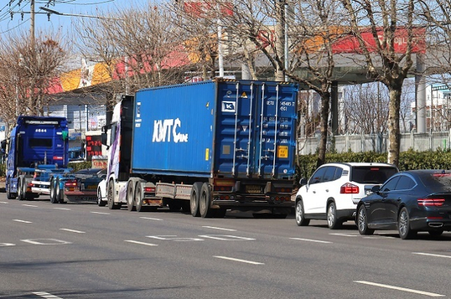 국내 주유소 휘발유와 경유 가격이 가파르게 상승하고 있는 가운데 7일 인천 중구의 한 주유소 앞에 저렴한 가격의 주유소를 찾는 대형화물차량과 승용차들이 늘어 서 있다. 연합뉴스
