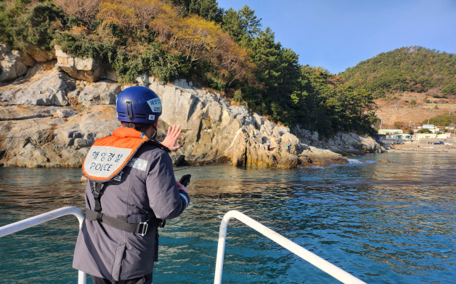 8일 오전 8시께 통영시 욕지도 노적마을 갯바위에서 홀로 밤낚시를 하던 50대 남성이 실종돼 해양경찰이 수색 작업을 벌이고 있다. 통영해양경찰서 제공