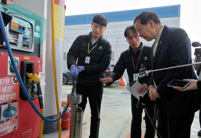 구윤철 부총리 겸 재정경제부 장관이 지난 6일 대전 유성구의 한 주유소 현장을 방문해 주유소 관계자로부터 유류 거래량 등 현장 상황을 듣고 유류 품질과 정량 검사 등을 지켜보고 있다. 연합뉴스