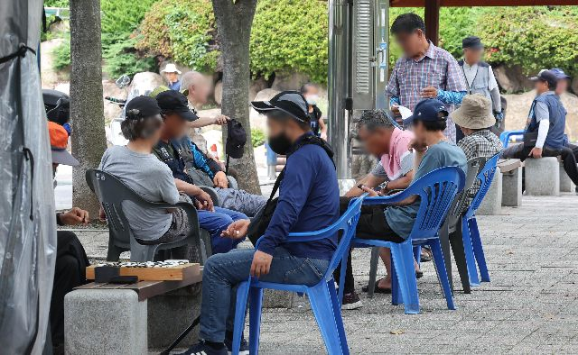 고령화율 30%가 넘는 ‘초초고령’ 지역이 부산 전체 205개동 중 47개동인 것으로 나타났다. 6일 부산 중구 중앙공원에서 노인들이 나무그늘에 앉아 시간을 보내고 있다. 부산일보DB