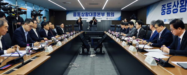 김정관(오른쪽 테이블 오른쪽 네 번째) 산업통상부 장관이 9일 오전 서울 대한상공회의소에서 열린 중동상황대응본부 회의에서 발언하고 있다. 산업부 제공