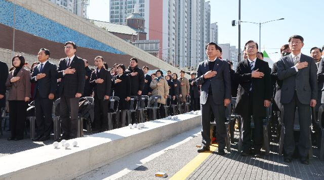 박형준 부산시장과 전재수 더불어민주당 의원이 지난 2월 9일 오후 부산 북구 만덕IC에서 열린 ‘만덕~센텀 도시고속화도로 개통식’에 나란히 참석해 이목을 집중시키고 있다. 부산일보DB