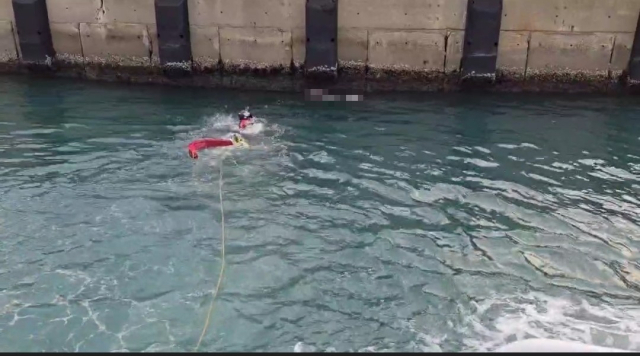 9일 부산 용호만 앞바다에서 심정지 상태로 발견된 80대 남성이 병원으로 옮겨졌지만 끝내 숨졌다. 부산해양경찰서 제공