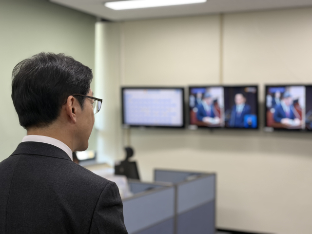 김경수 전 경남도지사가 10일 경남도의회 기자실을 방문해 기자들과 이야기 하고 있다. 이재희 기자