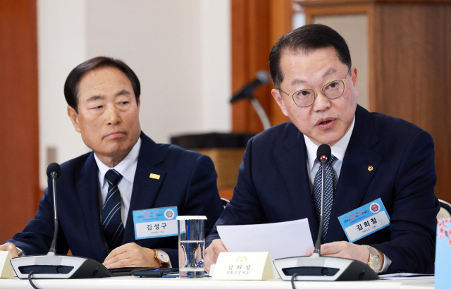 김희철 한화오션 대표(오른쪽)가 10일 청와대에서 이재명 대통령이 참석한 가운데 열린 '상생을 실천하는 기업인과의 대화'에서 경남 거제의 협력 중소기업 대원산업과의 성과공유 상생협력 사례를 발표하고 있다. 왼쪽은 김성구 대원산업 대표. 연합뉴스