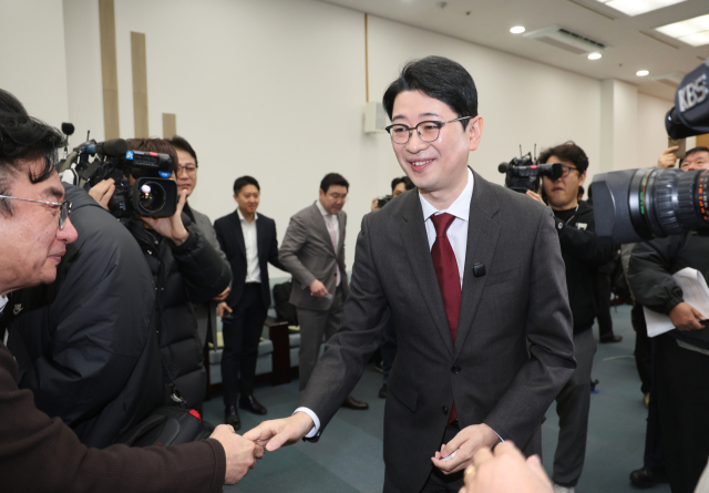 국민의힘 부산시장 후보 경선 레이스가 시작되면서 판세를 좌우할 여러 변수들이 부각되고 있다. 지난달 ‘만덕~센텀 도시고속화도로 개통식’에서 시민들과 인사를 나누는 박형준 부산시장(위)과 지난 9일 부산시의회에서 출마 선언을 한 뒤 기자회견장을 나서는 주진우 의원. 이재찬·정종회 기자 chan@