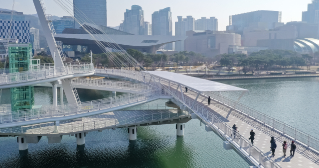 10일 부산 수영구 수영동과 해운대구 우동을 잇는 수영강 휴먼브리지 위로 시민들이 산책을 즐기고 있다. 김종진 기자 kjj1761@