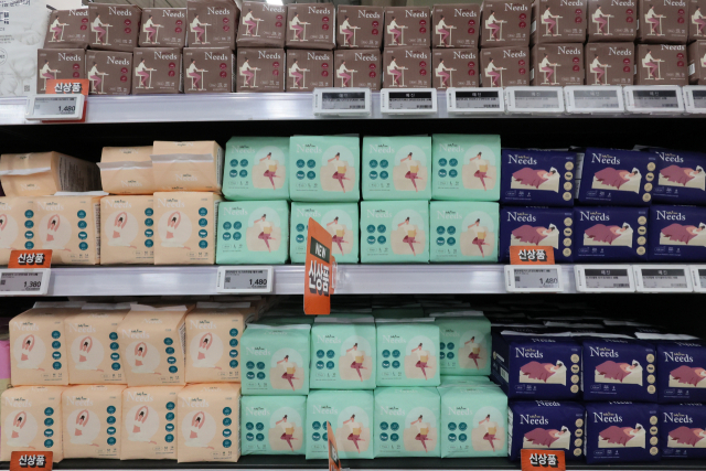 홈플러스가 개당 99원 생리대를 출시했다. 이재명 대통령이 지난 1월말 높은 생리대 가격을 지적한 이후, 쿠팡과 다이소가 개당 99~100원 초저가 생리대를 출시하거나 출시예고한 바 있는데, 대형마트로는 홈플러스가 처음이다. 사진은 3일 서울 강서구 홈플러스 강서점에 진열된 초저가 생리대 모습. 연합뉴스