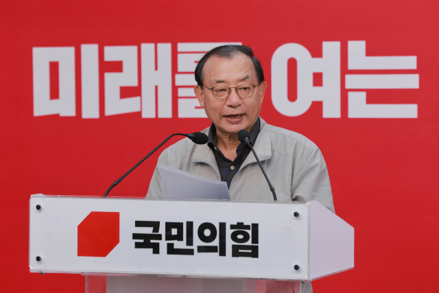 국민의힘 이정현 공천관리위원장이 11일 서울 영등포구 여의도 중앙당사에서 공천 심사 결과와 일정 등을 발표하고 있다. 연합뉴스