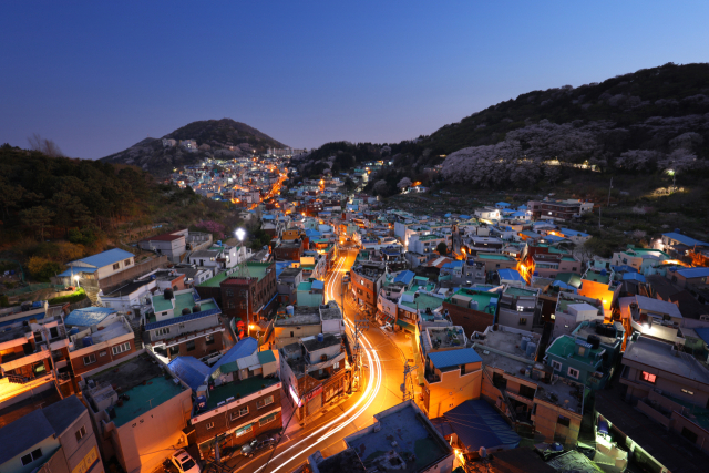 오는 6월 방탄소년단(BTS) 부산 콘서트를 앞두고 부산 서구의회에서 ‘아미(ARMY)가 아미에 오다’ 캠페인을 추진하자는 의견이 제기됐다. 사진은 서구 아미동 전경. 서구청 제공