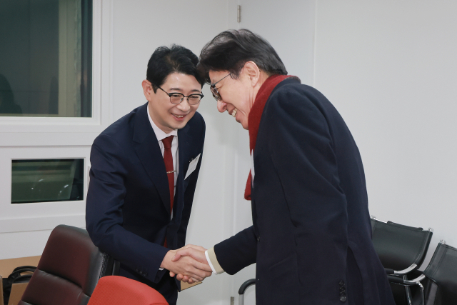 6·3 지방선거 부산시장에 도전하는 박형준 부산시장(오른쪽)과 국민의힘 주진우 의원이 11일 서울 영등포구 여의도 국민의힘 중앙당사에서 열린 광역단체장 후보 면접에 참석하며 악수하고 있다. 연합뉴스