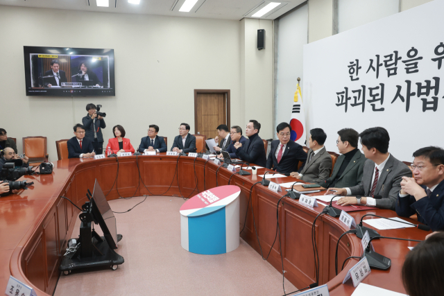 12일 국회에서 열린 국민의힘 최고위원회의에서 '공소 취소 거래설'을 언급한 유튜브 채널 '김어준의 겸손은힘들다 뉴스공장' 영상이 나오고 있다. 연합뉴스