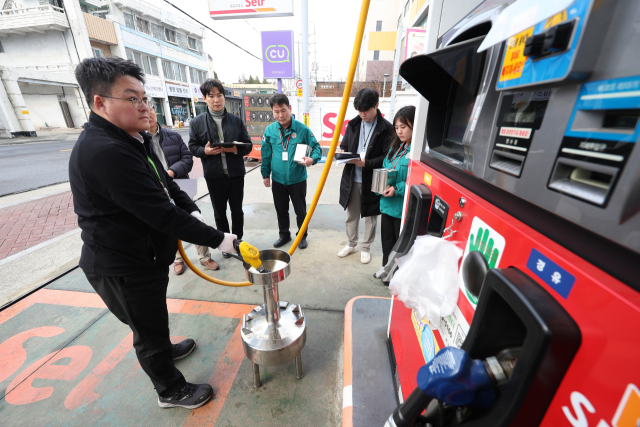 중동전쟁으로 국제유가가 치솟는 가운데 12일 오후 대구 남구의 한 주유소에서 대구시청, 남구청, 한국석유관리원, 한국주유소협회 관계자들이 휘발유·경유의 정량 및 품질, 가격 등을 합동점검하고 있다. 연합뉴스