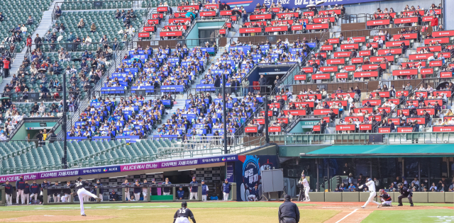 12일 부산 사직야구장에서 열린 롯데 자이언츠와 KT 위즈의 프로야구 시범경기에 롯데 선발 김진욱이 역투하고 있다(위). 2585명의 관중이 입장해 이른 봄 야구를 즐겼다. 김종진 기자 kjj1761@
