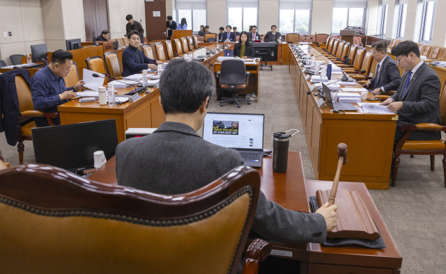 국회 행정안전위원회 법안심사제1소위원회 위원장인 민주당 윤건영 의원이 지난 11일 국회 행안위 법안소위에서 부산 글로벌 허브도시 특별법 공청회를 시작하고 있다. 연합뉴스