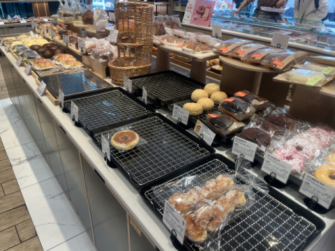 빵값 내리자 손님도 복지 시설도 빵긋