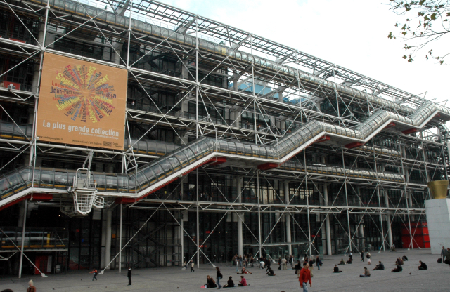 부산시가 퐁피두센터 분관 유치 사업의 기본계약 일정을 연기했다. 사진은 프랑스 파리의 퐁피두센터. 부산일보DB