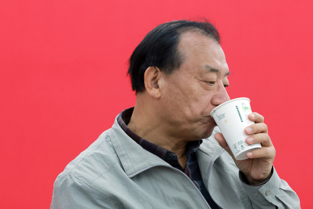 국민의힘 이정현 공천관리위원장이 지난 12일 서울 영등포구 여의도 중앙당사에서 기자들과 대화를 나누며 음료를 마시고 있다. 연합뉴스