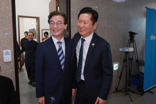 더불어민주당 정청래 대표가 지난 12일 국회에서 민주당 전재수 의원과 면담을 마치고 전 의원을 배웅하고 있다. 연합뉴스