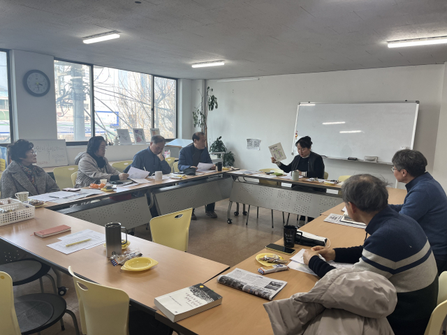 부산지역운동사 발간위원회가 책 발간을 앞두고 마지막 회의를 진행하던 모습. 유영란 위원장 제공