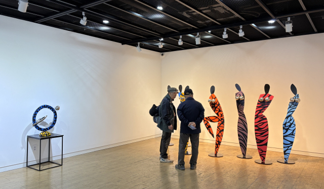 정식 오픈 전인데도 지난 15일 2026 진영섭 개인전 ‘색과 패턴이 이끄는 시선’ 전시장을 찾은 관람객이 작품을 감상하고 있다. 김은영 기자 key66@